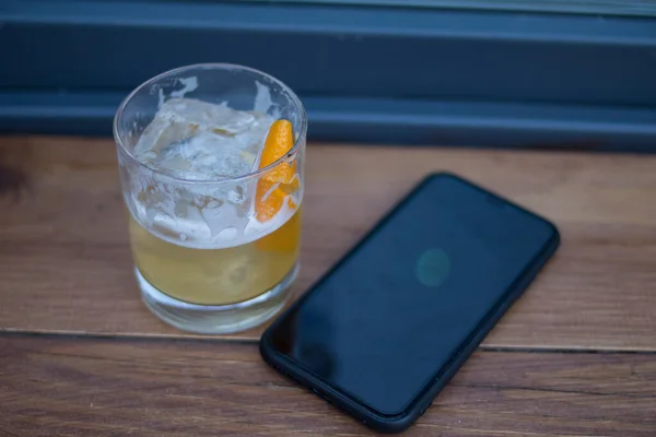 Whiskey Kwaśny Czarny Smartfon Drewnianym Stole — Zdjęcie stockowe