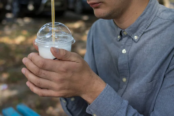 Der Typ Hält Ein Plastikglas Mit Milchshake Der Hand — Stockfoto