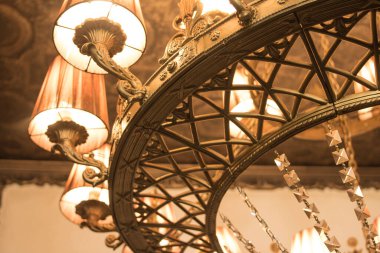 Tavanın arka planına karşı klasik tarzda bronz avize.