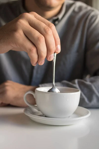 坐在咖啡店里喝茶的那个人 — 图库照片