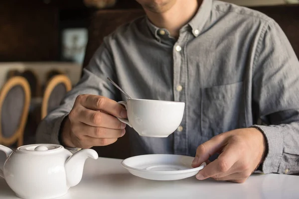 Der Kerl Trinkt Tee Während Einem Café Sitzt — Stockfoto