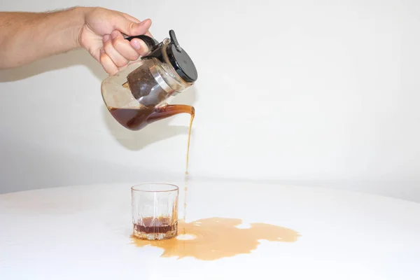 Der Typ Gießt Tee Einem Glas Auf Einem Weißen Tisch — Stockfoto