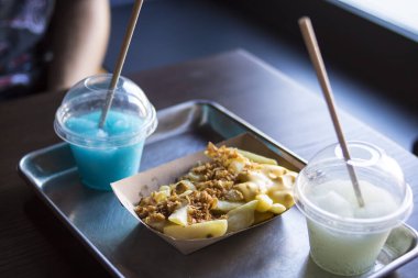 Patatesli, peynirli ve soğanlı çok renkli kokteyller.