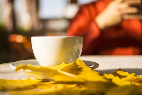 白茶杯 白桌上有黄叶 — 图库照片