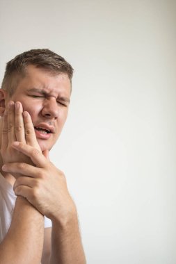  Dişi ağrıyan bir adam