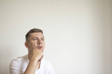 Adam oturur ve düşünür.