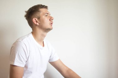 Adam oturur ve düşünür.