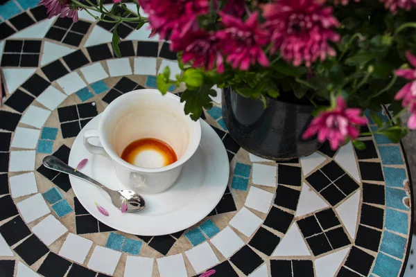 Weiße Kaffeetasse Und Eine Kanne Rosa Chrysanthemen — Stockfoto