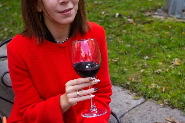Menina Com Copo Vinho Tinto — Fotografia de Stock