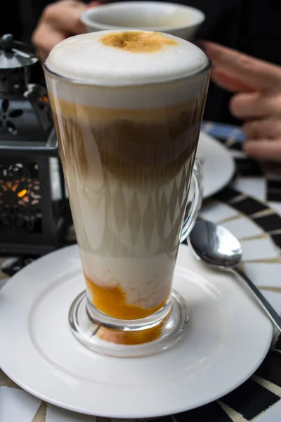 Latte Dans Verre Transparent Est Sur Table — Photo