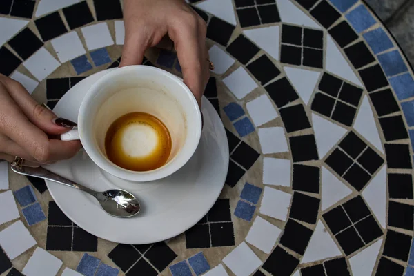 Girl White Empty Coffee Cup — Stock Photo, Image