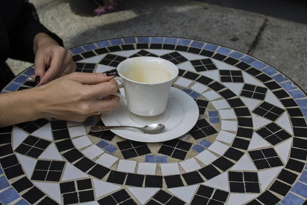 Mädchen Mit Weißer Leerer Kaffeetasse — Stockfoto