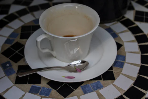 Egy Üres Fehér Kávéscsésze Áll Asztalon Mozaikkal — Stock Fotó