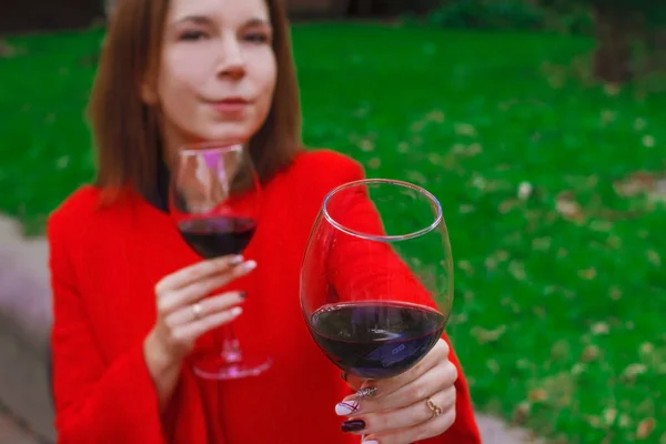 Menina Casaco Vermelho Com Copo Vinho Tinto — Fotografia de Stock