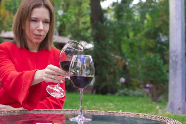 Menina Casaco Vermelho Com Copo Vinho Tinto — Fotografia de Stock