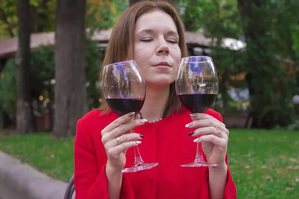 Menina Casaco Vermelho Com Copo Vinho Tinto — Fotografia de Stock