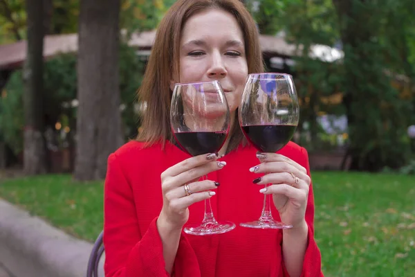 Menina Casaco Vermelho Com Copo Vinho Tinto — Fotografia de Stock