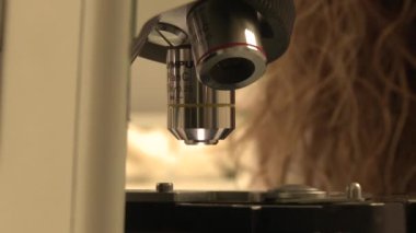 Mikroskop tıbbi ve klinik laboratuvarlarda planlanan, araştırma deneyleri ve eğitim gösterileri için kullanılır..