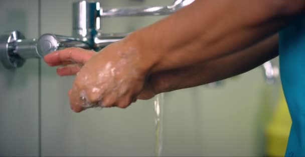 Zbliżenie Człowieka Mycie Rąk Środkiem Dezynfekującym Płyn Mycia Rąk Kranie — Wideo stockowe