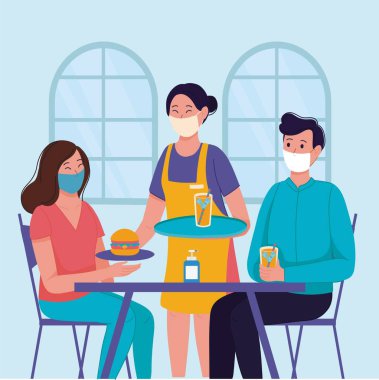 Garson maske takıyor ve restoran müşterilerine servis yapıyor. Covid-19 veya Coronavirus güvenlik önlemleri uygulanıyor