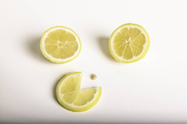 Limon parçaları ve kemiklerden yapılmış bir fotoğraf. Limon dilimli bir Gyn tonik hazırlarken.