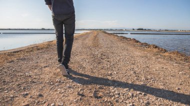 Sırt sırta yürüyen bir adam