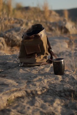 Sırt çantası ve kamp kupası.