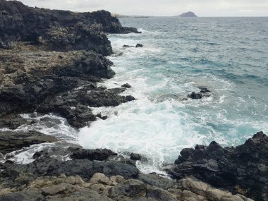 Atlantik okyanusunun dalgaları kıyı şeridi yakınlarında