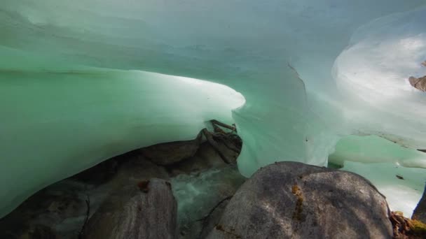Струмок, що біжить під льодовиком — стокове відео