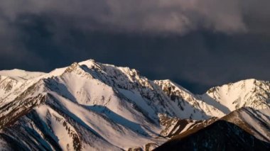 Karla kaplı dağlar ve bulutlar timelapse