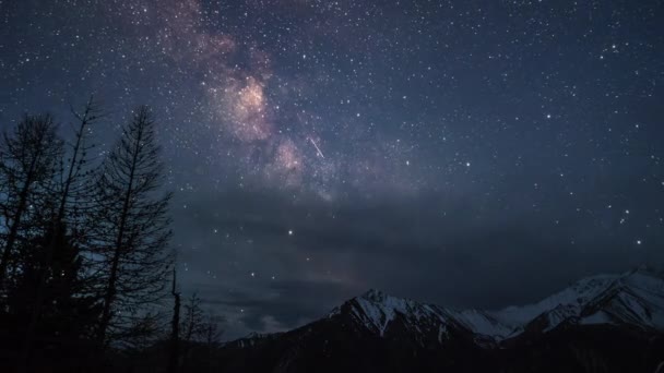 Проміжок часу галактики Чумацький шлях зірок над снігу capped гори на ясну ніч — стокове відео