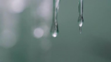 Makro ağır çekim video saf damla küçük icycles damlayan