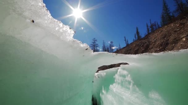 Camera rising above the ice crack. — Stock Video