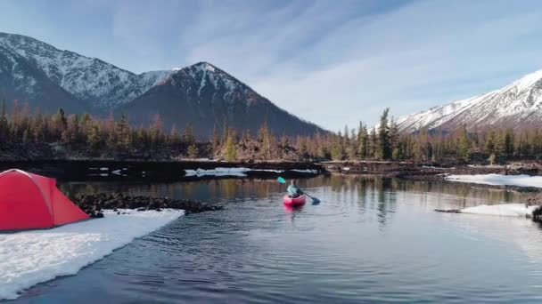 Aérea. turista navegando en un barco de goma en el lago cerca de camping en valle de montaña — Vídeos de Stock