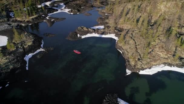 Turista navegando en una canoa en el lago cerca de acampar en valle de montaña. aéreos — Vídeos de Stock