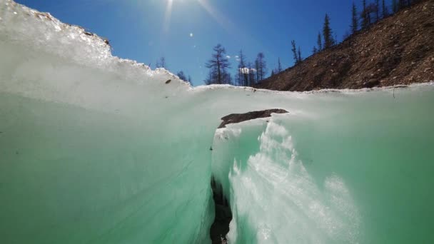 Caméra soulevant au-dessus de la fissure de glace au printemps — Video