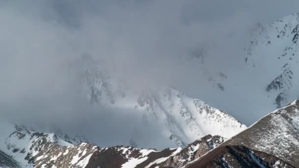 Time Lapse, montanhas de inverno cobertas de neve em uma névoa — Vídeo de Stock