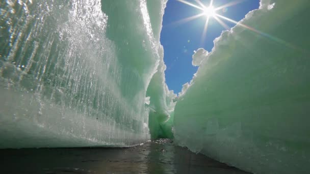 Zonovergoten smeltend ijs barsten in het voorjaar — Stockvideo