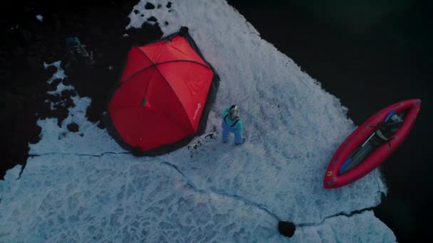 Vue aérienne d'un touriste debout devant une montagne enneigée dans le camping — Video