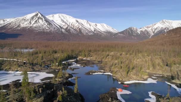 Vitorlázás a kajak-kenu, a tó közelében kempingek hegyi-völgy turisztikai. légi. — Stock videók