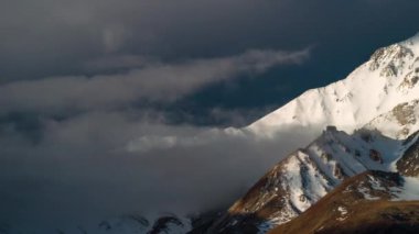 Zaman atlamalı, bulutlar arasında Dağları kar ile tozunu girdap.