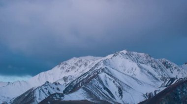 ışık timelapse getting dağlar bulutlar ve kar kaplı