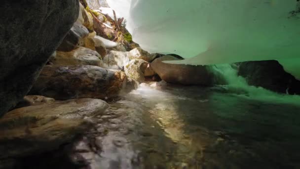Eisschmelze im Frühjahr und Eindringen in den Bach oder Fluss — Stockvideo