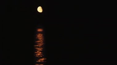 Ay ve ay ışığında yol denizden düşük moon ile