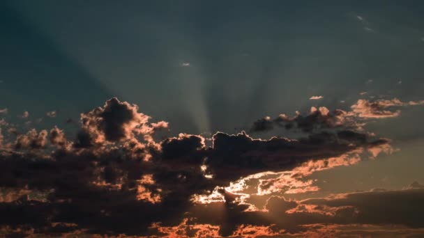 Timelapse Nuvens móveis do por do sol celestial — Vídeo de Stock