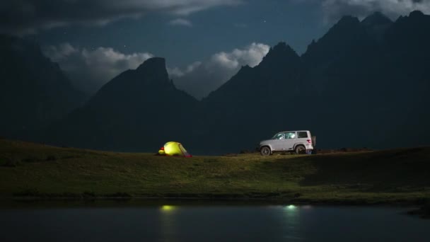 Zelten in der Nacht mit Auto. — Stockvideo