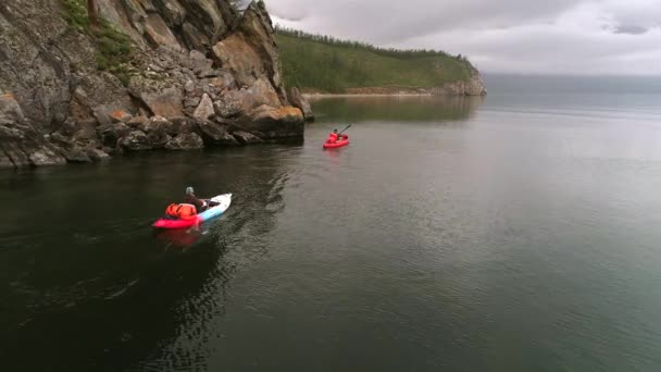 Dos canoas en el lago. Turistas paseando en canoa por la bahía. Disparo aéreo con drones . — Vídeos de Stock