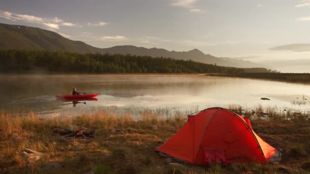 Canot sur le lac. Canoë touristique sur la baie . — Video