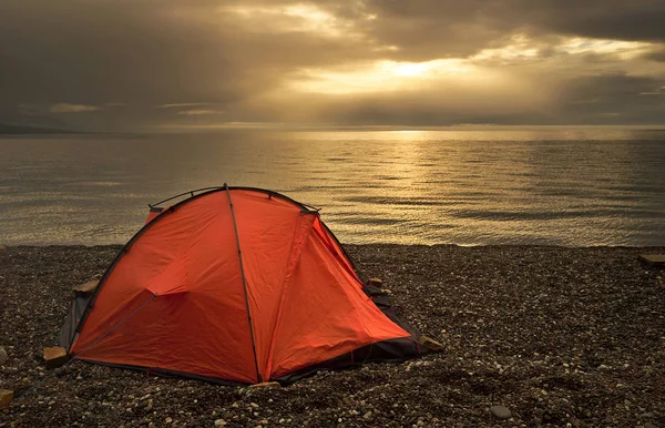 Namiot w pobliżu brzegu jeziora na piękny zachód słońca — Zdjęcie stockowe