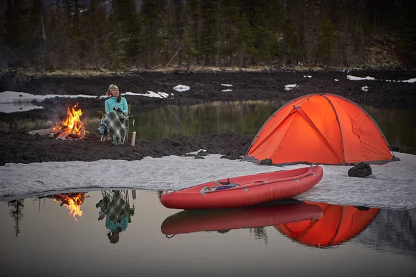 View of camp life in a mountain terrain. Lake shore with canoe — Stock Photo, Image